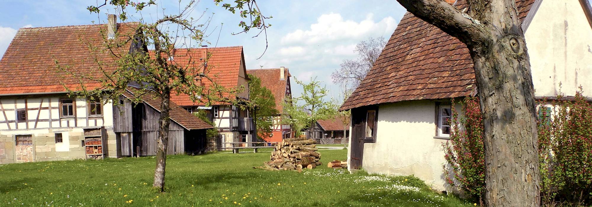 Rasenfläche, eingerahmt zwischen historischen Bauernhäusern