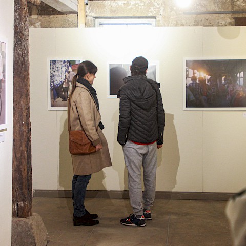 Zwei Besucher betrachten ein Werk