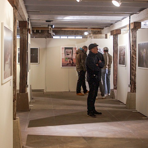 Die Ausstellung mit Besucher:innen