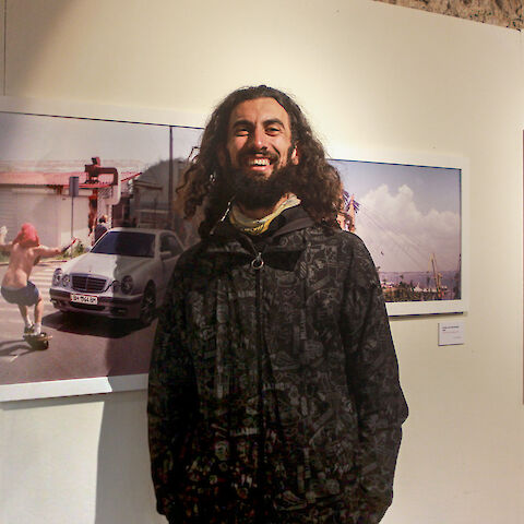 Der Künstler lächelt in die Kamera