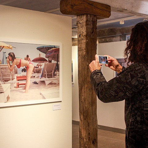 Der Künstler fotografiert ein Werk von sich