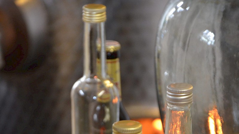 Schnapsflaschen und Gläser auf einem Tisch