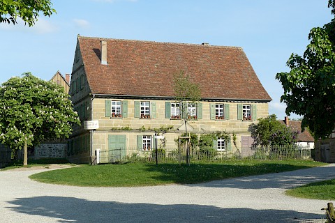 Museumslädle von außen, ein zweistöckiges historisches Gebäude mit grünen Fensterläden