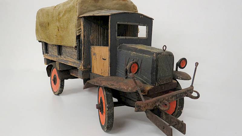 Spielzeug-LKW aus Holz mit einer Pritsche und einer Plane