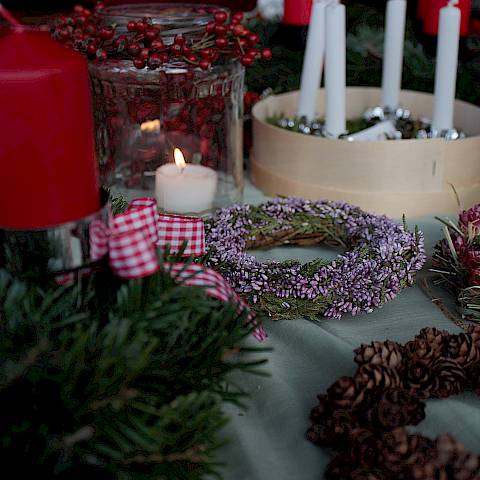 Weihnachtliche Kränze auf einem Verkaufstisch