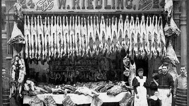 Das Metzgergeschäft von Wilhelm Riedling (2. von rechts) aus Nagelsberg in London, Aufnahme ca. 1910.
Mit freundl. Genehmigung von M. Keßler, Nagelsberg.